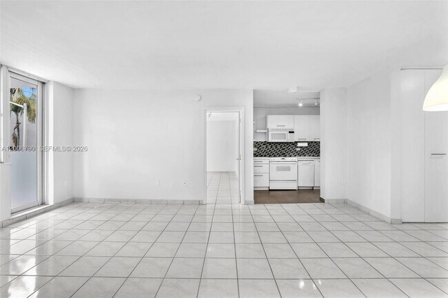 Building Photo - 5313 Collins Ave