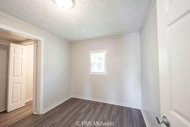 Building Photo - "Cozy 1-Bedroom Haven in Greenfield – Perf...
