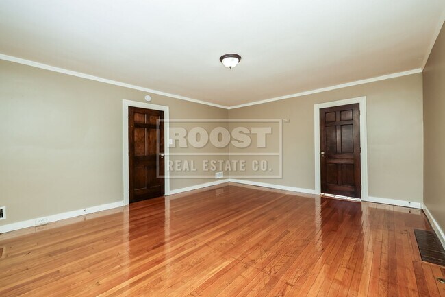 Building Photo - 5 bed 3.5 Bath Single Family Home Available in Dayton