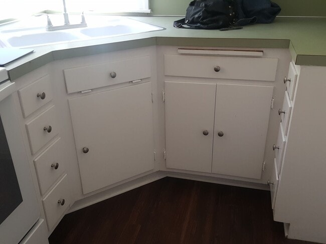 Building Photo - 4 Bed, 1 Bath, Large fenced yard, Shop, En...