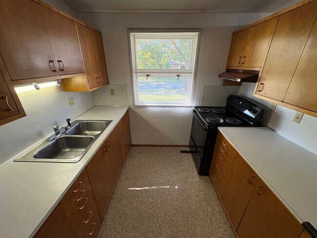 Building Photo - Spacious 3-Bedroom 1-Bath First-Floor Unit...
