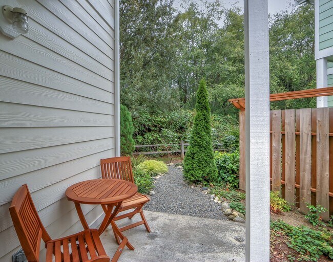 Building Photo - in town Kingston 3 bedroom townhome now available