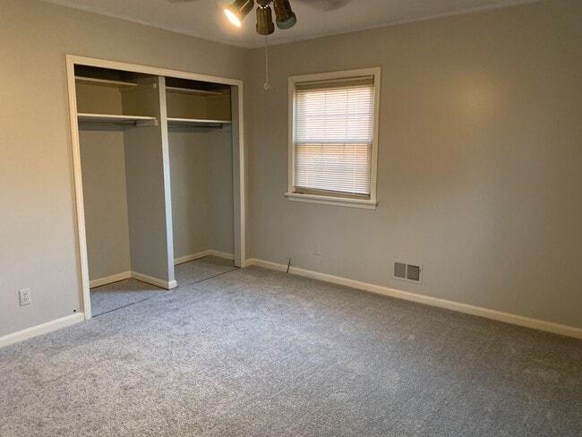 Building Photo - Spacious Three Bedroom/Three Bath Ranch in...