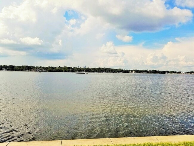 Building Photo - 169 Pompano Dr SE