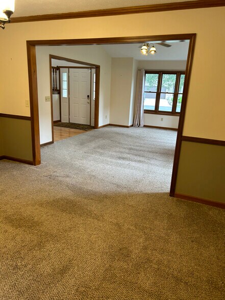 Building Photo - 840 Westlake Dr