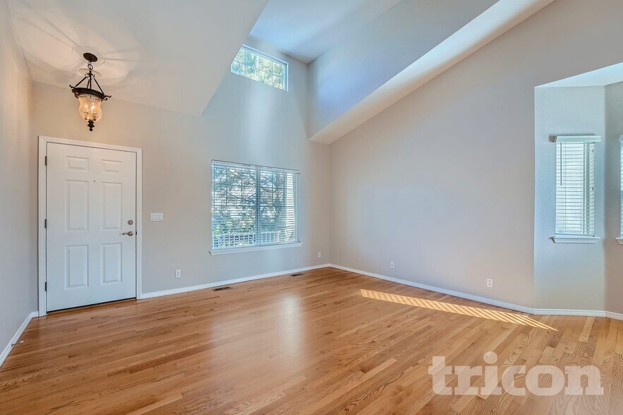 Building Photo - 1220 Sunset Way