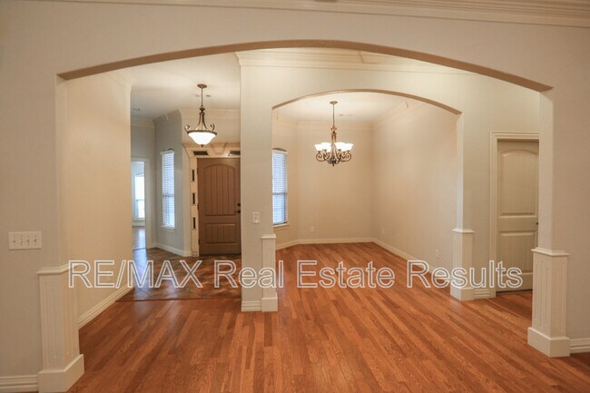 Building Photo - 3505 SW Cranbrook Ave