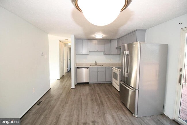 Building Photo - 1378 Rollinghouse Dr
