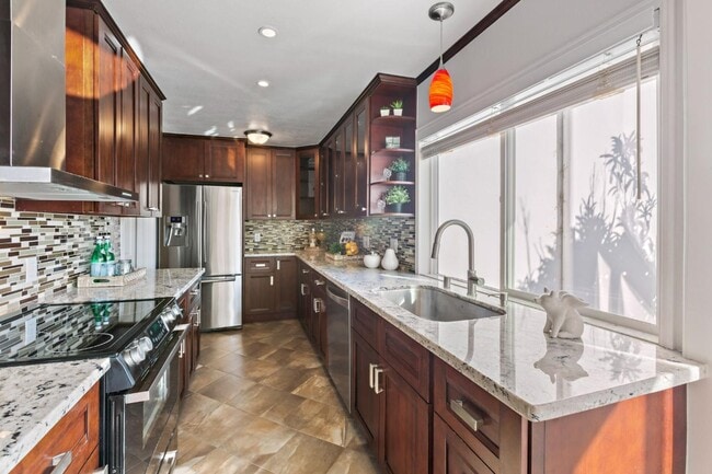 Building Photo - 1025 Shell Blvd