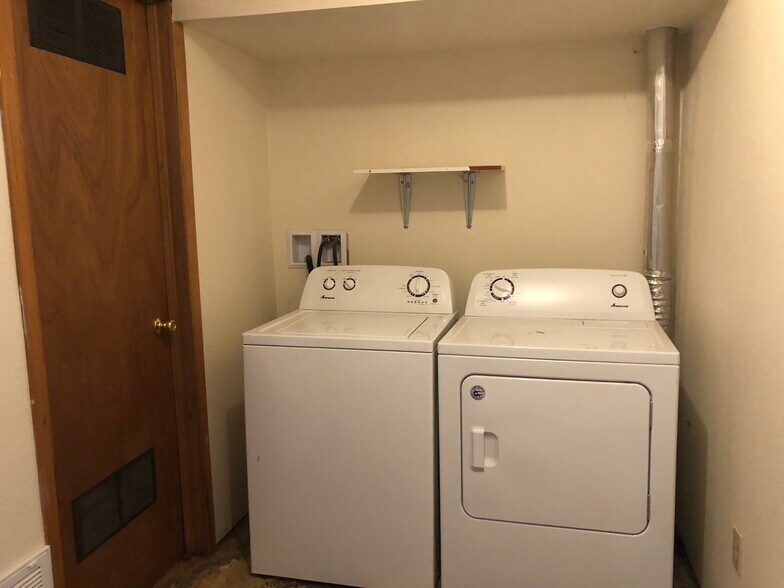 Building Photo - 603 NE Campus St