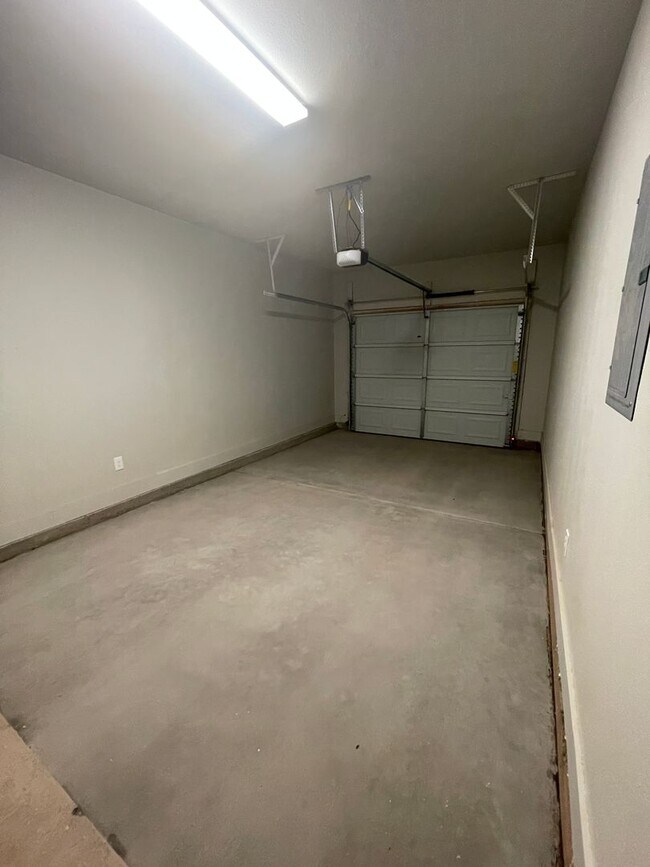 Building Photo - Townhome in Cooper School District!