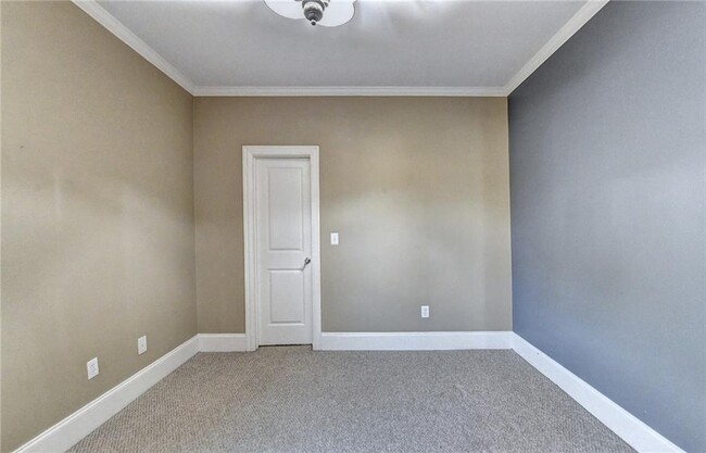 Building Photo - 5570 Viewpoint Ct