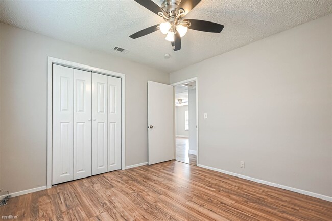 Building Photo - 2 br, 1 bath Duplex - 8430 Round Rock Drive 5