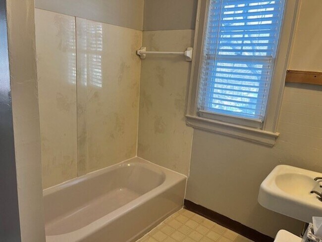 Building Photo - 361 Cliffside Dr