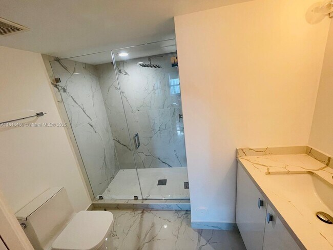 Building Photo - 1155 Brickell Bay Dr