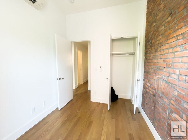 Building Photo - DEKALB AVENUE / Spacious 4-Bed 2-Bath / Gr...