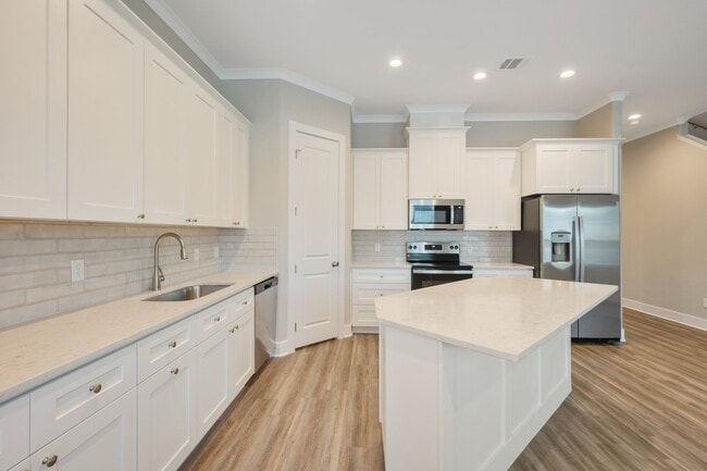 Building Photo - 212 Tee Dr