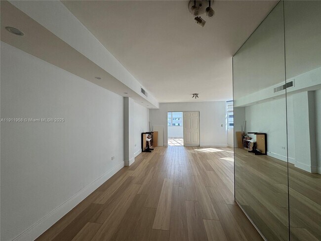 Building Photo - 999 Brickell Bay Dr