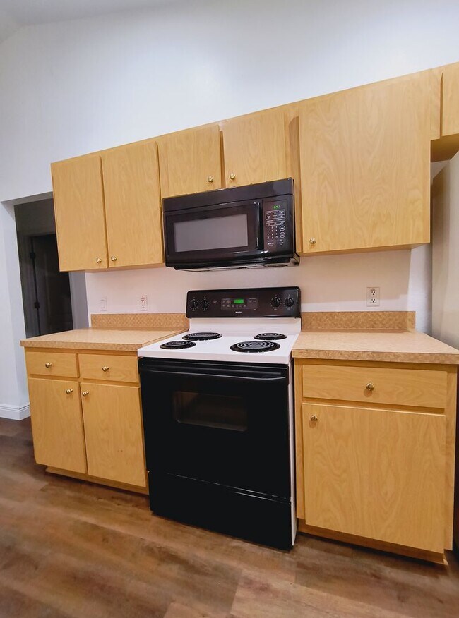 Building Photo - Beautiful 3 Bedroom 2 Bathroom Bungalow in...