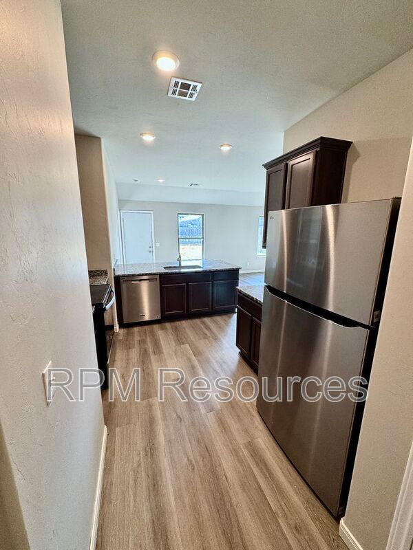 Building Photo - 1609 Burgundy Dr