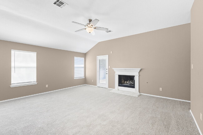 Building Photo - FREE First Month's Rent!