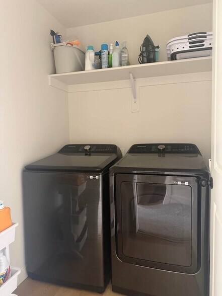 Building Photo - 9362 N