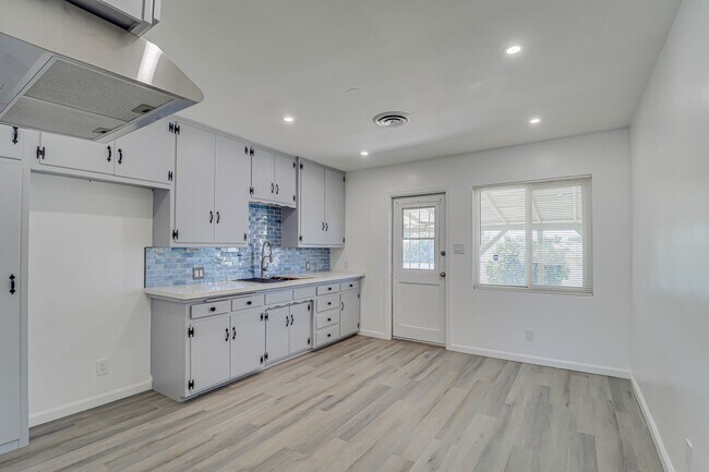 Building Photo - Newly Remodeled East Side Home!