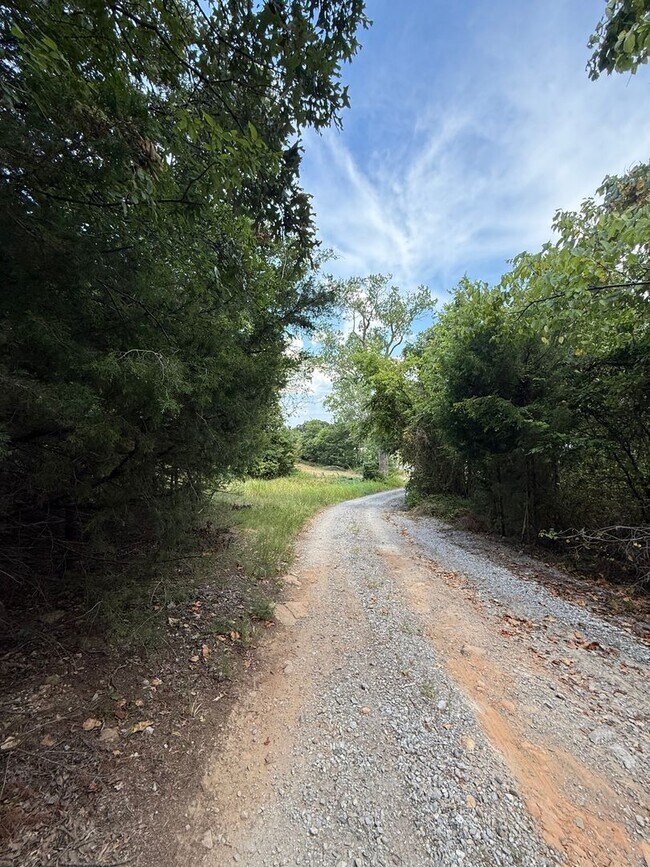 Building Photo - Charming 2BR House in Hartshorne