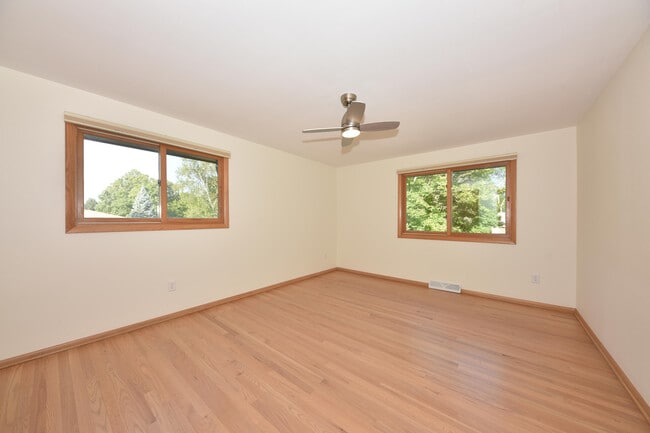 Building Photo - 8601 N Manor Ln