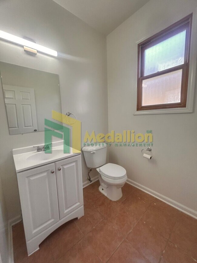 Building Photo - 5954 S Maplewood Ave