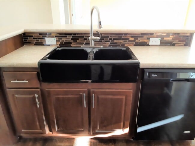 Building Photo - SUBLEASE through May 2026 3 Bedroom 2 Bath-Beautiful Views