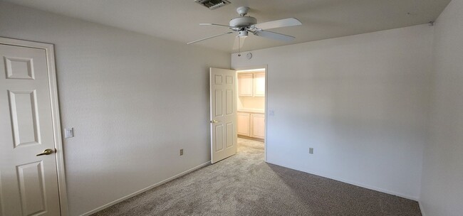 Building Photo - Lovely 2 bedroom 2 bathroom home located i...