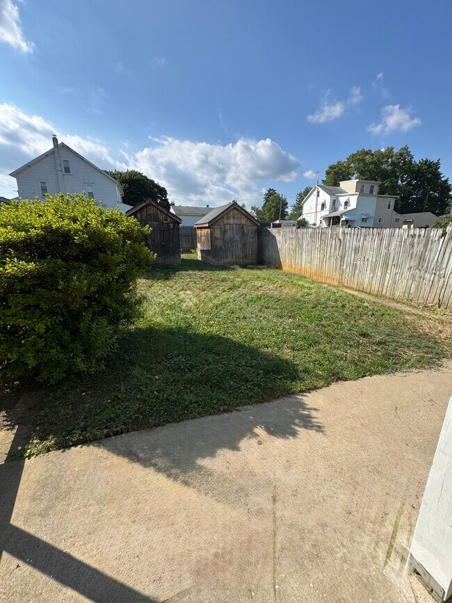 Building Photo - 3 Bedroom Home in Emmaus