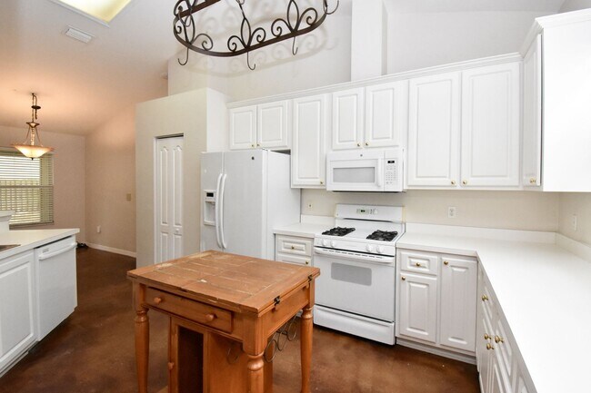 Building Photo - 8209 SW 52 Ln