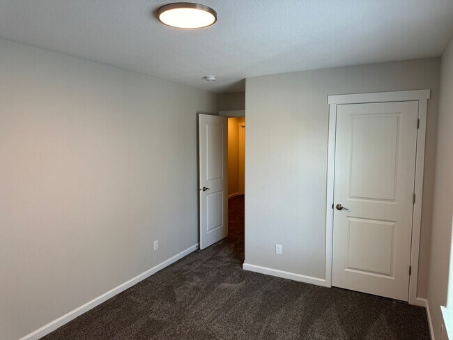 Building Photo - New 4 Bed / 2.5 Bath Duplex!