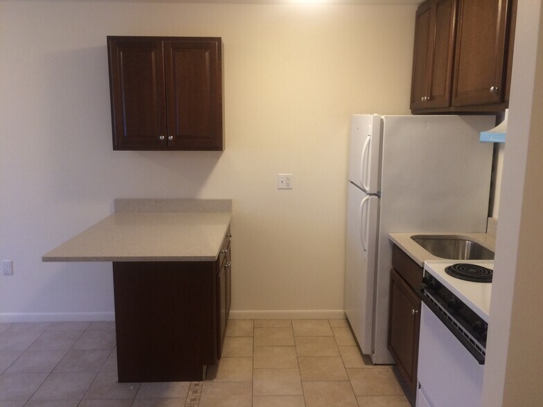 Kitchen island - 55 Wildman St