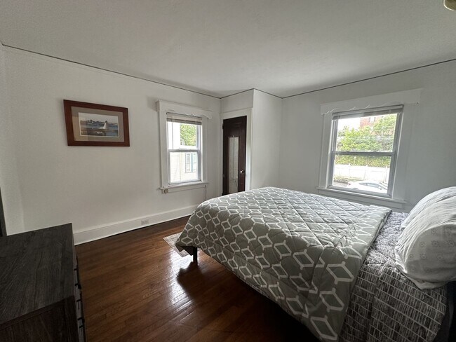 Building Photo - 5 bedrooms, 2.5 bathrooms