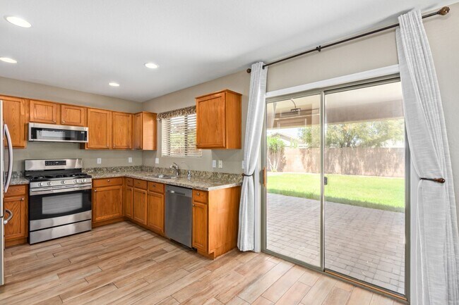 Building Photo - Stunning 3 Bed/2 Bath Home in Gated Commun...