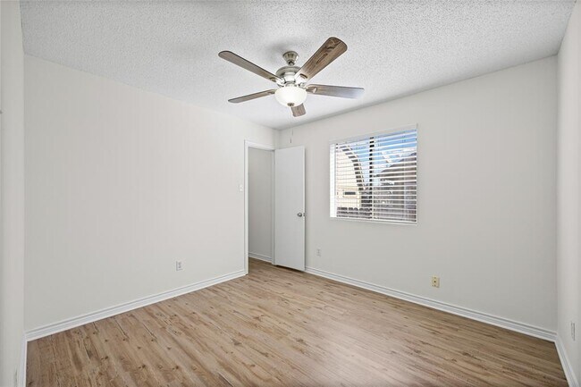 Building Photo - 806 Calico Dr