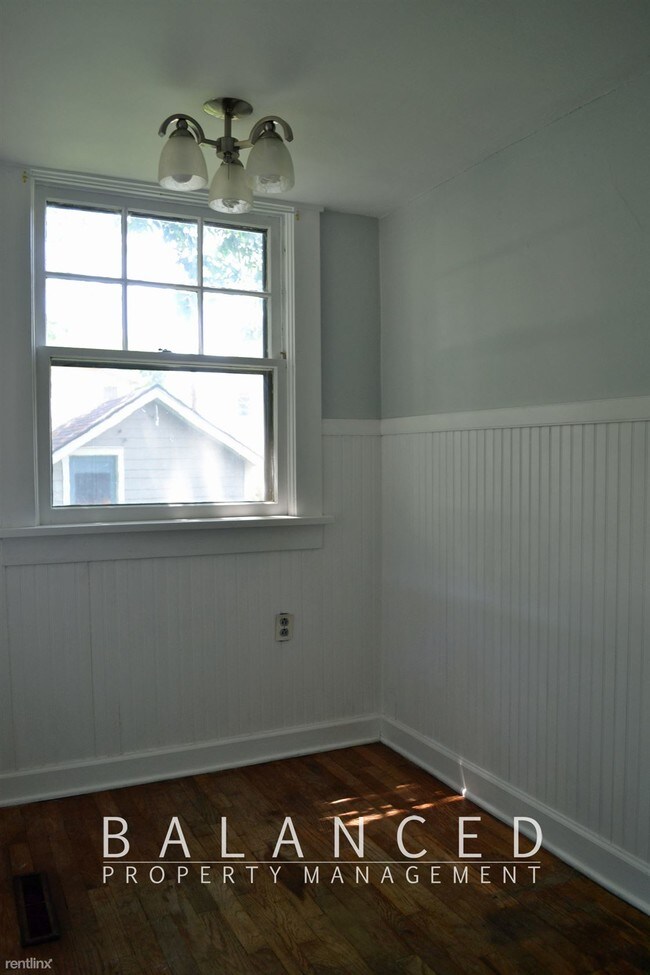 Building Photo - 2 br, 1.5 bath House - 1155 SW College Ave