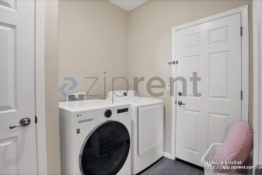 Building Photo - 1104 Greenbrier Dr