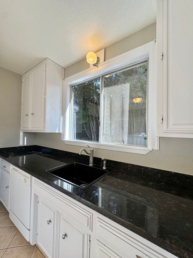 Building Photo - Spacious and Updated 1 Bedroom, 1 Bathroom...