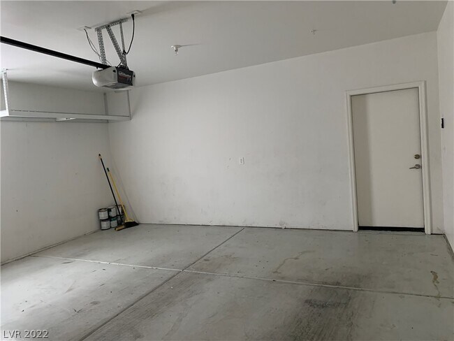 Building Photo - 6868 Sky Pointe Dr
