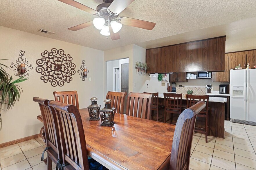 Building Photo - 510 W Kavanagh Ave