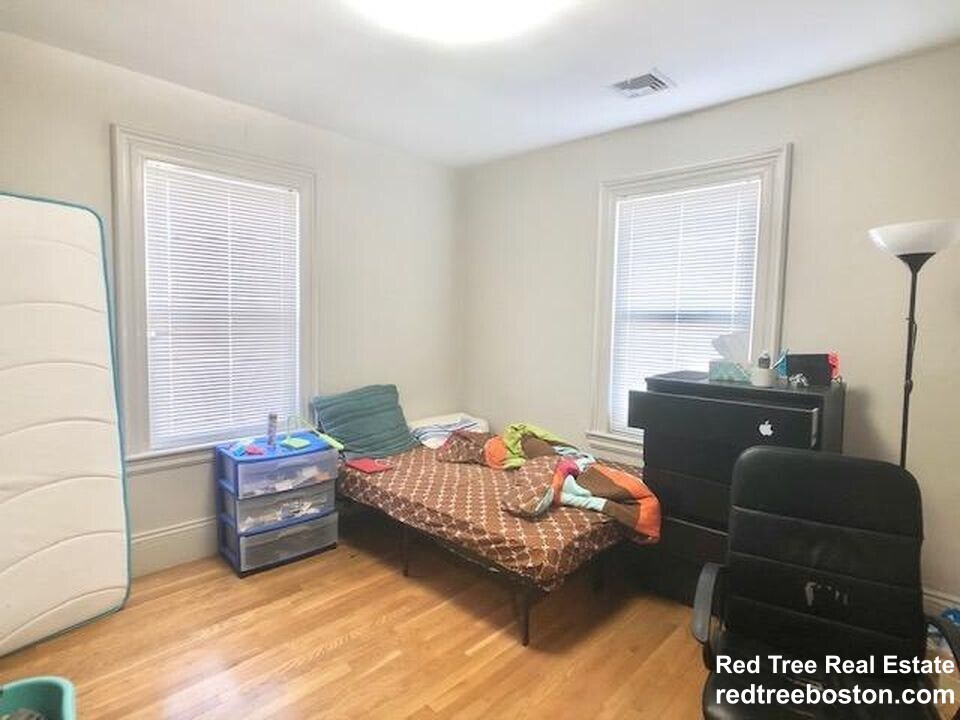 Building Photo - 17 Greylock Rd