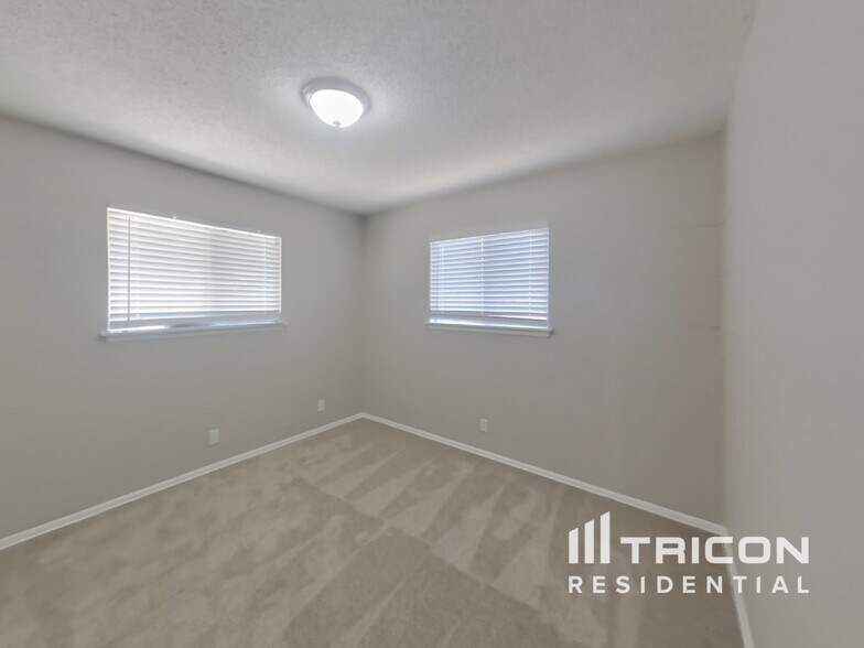 Building Photo - 206 Royal Dr