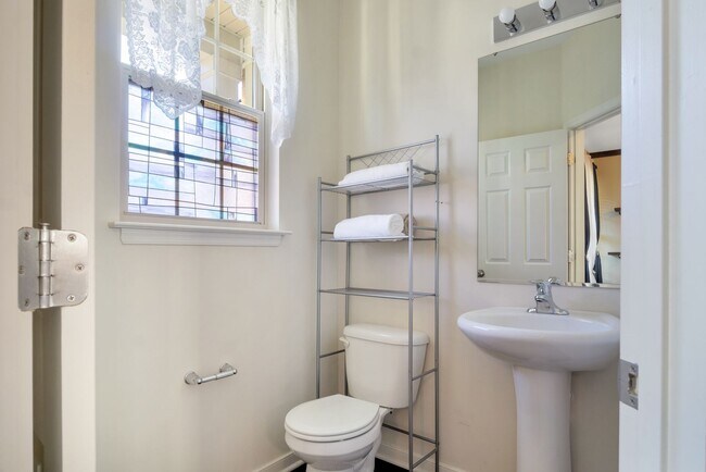 Building Photo - Spacious 3 Bedroom 3.5 Bathroom Townhome in Newport News