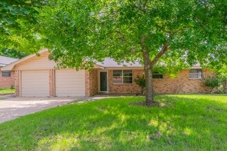 Building Photo - 4 Bed 3 Bath Brick Home with Fenced Yard