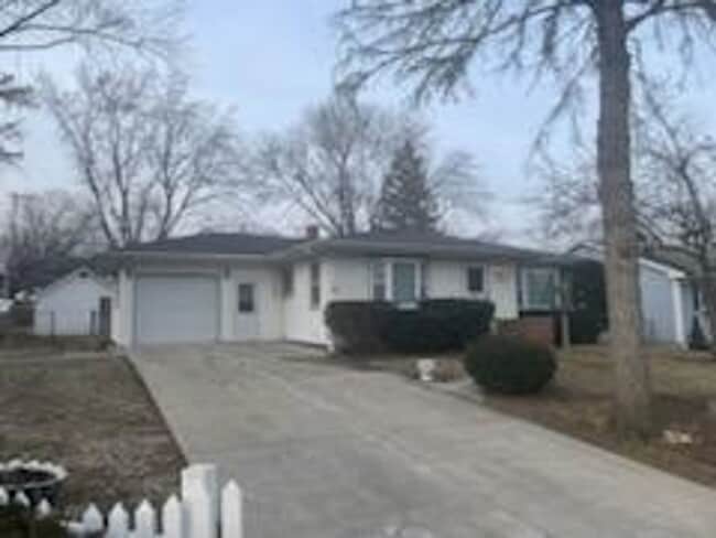 Primary Photo - 3 Bedroom in Grayslake