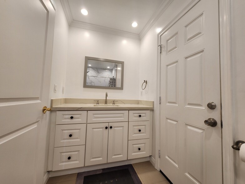 Building Photo - 5706 Willis Ave